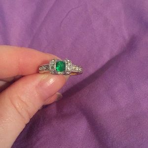 Pretty gold emerald costume ring